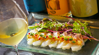 Azabu Kougaiken - 旬のお魚を使ったカルパッチョ　白ワインオススメです