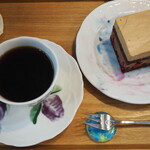 142451025 - 珈琲と濃厚チョコのフランボワーズケーキ