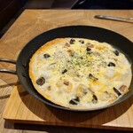 カフェバー コニー＆トード - 連れが気に入ったシーフードのマヨピザ　コクがあってシーフードのいい香り