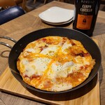 カフェバー コニー＆トード - 温玉ビスマルクピザ　僕の試作品(練習？)ですから～とサービスしてくれた
