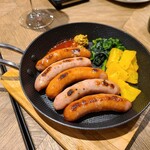 カフェバー コニー＆トード - いろいろソーセージのグリル　パッと見2種類にしか見えませんが、プレーン、バジル、チーズ、ペッパー、チョリソ、の5種類の盛り合わせてす