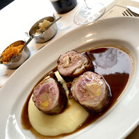 レストラン アルティザン（restaurant Artisan） - フォアグラ、豚肉、ヘーゼルナッツをつめたウズラのロースト