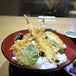 Kaizantei - ◆天丼には「大きめの海老2尾」「ピーマン」「茄子」「カボチャ」「紫蘇」などの天ぷらが盛られ、 ご飯には薄味のタレがかかっています。 天ぷらは揚げたてで美味しいですし、ご飯もタップリで結構なボリューム。少なくして頂くのを忘れ、1/3程残しました。 タレが薄味で少ないので、もう少しかかっているとより美味しいかと。