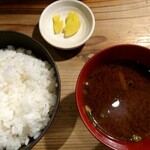 Torimiso Amiyaki Jidoriya - 香の物・赤出汁・ライス(中)
