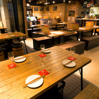 少人数から団体様まで盛り上がるカジュアルな店内◎