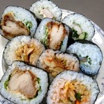 弁天屋 - 太巻き：唐揚げ・納豆キムチ・カニカマ