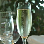 ベラ・ルーサ - 並々と注がれたスパークリング・ワイン