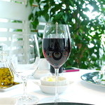 ベラ・ルーサ - 並々と注がれた赤ワイン