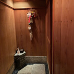 もめん - 水打ちされたオーラ漂う石畳。