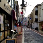 鰻家 - 店前の商店街。