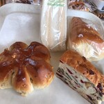 ますやパン - ピーナッツバターサンド クリームコロネたっぷりクルミパン 木の実の酵母パン