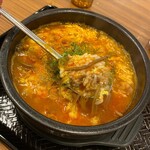 カルビ丼とスン豆腐専門店 韓丼 - ご飯を牛肉・ナムル・マロニーと一緒コムタンに煮込み、玉子とじ