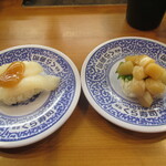 無添 くら寿司 - いか南高梅（左）大盛貝柱にぎり（右）
