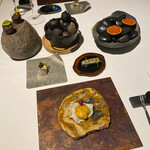 ラ・ヴァガボンド - 化石の上～米粉の更に北海道産生雲丹、三重県産カワハギと茄子の素揚げにラトビア産キャビア、三重県産こはだとハーブに聖護院蕪、猪と鹿肉のジビエソーセージ、京都産アオリイカ入りイカスミのベニエ、イクラのプチタルト