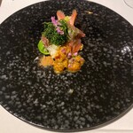 ラ・ヴァガボンド - あかざ海老～三河産赤座海老のソテー、素揚げした大葉、山形牛の生ハム、ルッコラ、ヘーゼルナッツをローストしたものを混ぜ込んだクスクス