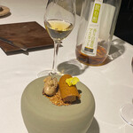 ラ・ヴァガボンド - フォアグラのテリーヌと洋梨の上にトンカ豆のクッキー、亜麻仁、ピーカンナッツ