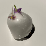 ラ・ヴァガボンド - Guimauve～ホワイトチョコレートをコーティングした紅ほっぺイチゴを包んだギモーブ生地のマシュマロ