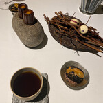 ラ・ヴァガボンド - 茶菓子～カヌレ、カシスのマカロン、エクレアとコーヒー