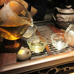 ビストロ 龍王 - 店主さんのご厚意で、茶器でプーアル茶を淹れていただきました