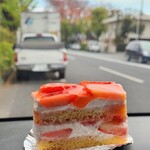 パティスリー イル・プルー・シュル・ラ・セーヌ - 苺のショートケーキ