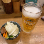 炭火串焼 鳥福 - 生ビールとお通しの野菜