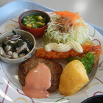 福岡県警察 西警察署 食堂 - ハンバーグと海老フライがメイン