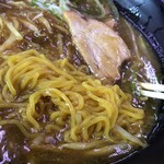 味平 - カレーラーメンの麺をアップで