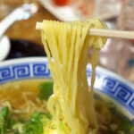 味覚亭 - やや柔らかめに茹でられた中華麺に、素直な醤油スープ