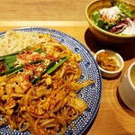 生麺パッタイ専門店 新宿ディパッタイ - 自家製生麺パッタイランチ