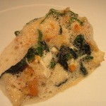 ルール ブルー - ヒラメのバターソテー　ウニ・ズワイガニ・ほうれん草のバター蒸し添えオマール海老の香る軽い泡のソース（￥3150）