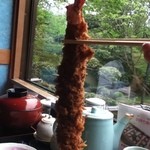 和むら - 顔の長さ程ある巨大エビフライ