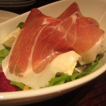 ルール ブルー - 岡山モ吉田牧場のモッツァレラチーズと高知フルーツトマトのサラダ仕立てパルマ産生ハムを添えて（￥1890）