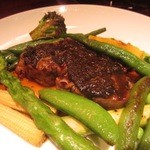 ルール ブルー - 群馬産　上州黒毛和牛フィレ肉の炭火焼　マデラ酒のソーストリフ・アンチョビ・オリーブのペーストと彩野菜を添えて（￥4500）