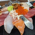 魚金食堂 - ゴージャス海鮮丼：ホッキ&海鮮 どんどんど～ん