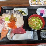 魚金食堂 - ゴージャス海鮮丼：ホッキ&海鮮 どんどんど～ん