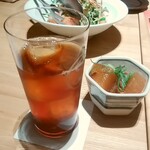 鉄板料理専門店 侘家三昧 - 烏龍茶、つきだし