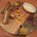 フランス惣菜と串カツ マルブラード - フォアグラのテリーヌとパンドエピスのサンド　キンカンのコンポート