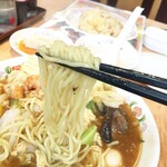 餃子の王将 - 麺は餃子の王将定番の細ストレート麺。あんまり好きじゃない麺だけど、この一品には合ってます。