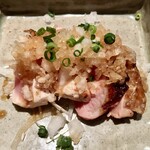 とり茶太郎 - ホロホロ鳥のムネとモモの叩き食べ比べです　一緒に味わうことで部位の違いが強調されるのは楽しいですね