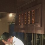 とり茶太郎 - 毎日扱っている鶏肉が変わるようで焼き台の後ろに肉の名称が掲げられています