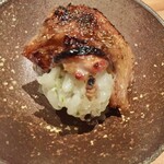 とり茶太郎 - 手羽の脂をご飯が全部受け止めて旨みの塊になってます　締めにご飯を食べなくてもこれを10個いただければいいかなと（笑）