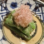 とり茶太郎 - ピーマン焼きは別皿で　鰹節たっぷりで大変美味しい箸休めです　こういう場合は串休めか（笑）