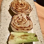 とり茶太郎 - 玉ねぎです　茎も一緒に焼いてあって甘くて濃いです