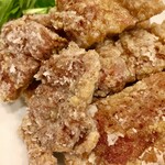 かつぎや - 下味がしっかり沁み込んだ豚肉を高温でカラッと揚げて出してくれます