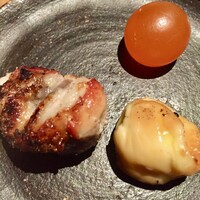 とり茶太郎 - 燻製三種　ホロホロ鳥の手羽とスカモルツァチーズと比内地鶏の金柑です