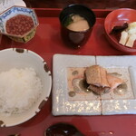 割烹 新多久 - 焼き鮭、はらこ、こしひかり、漬物、お味噌汁