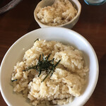 中華そば 味万 - 奥:追い飯(サービス品)  手前:煮干し飯(百円)