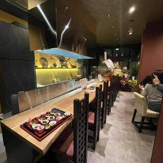 カウンター真後ろ(画像右)に最大7名様収容の半個室がございます。
                                          広めのお部屋