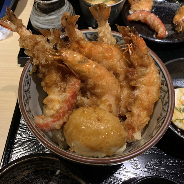 海老天 ランチの「はみだし五海老天丼」は海老天が二本増せる。ガッツリ系。の