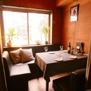 ゆったりソファー仕様のテーブル席。隠れ家的な雰囲気がGood!